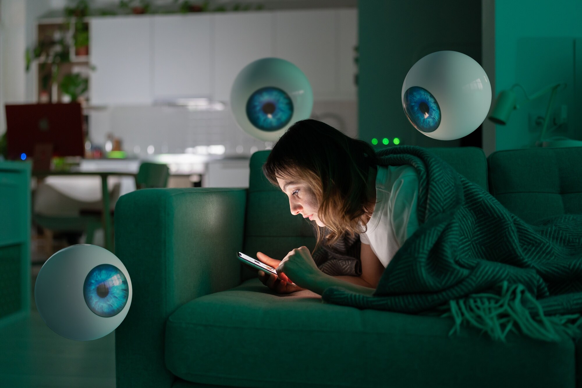 Seseorang bekerja dengan komputer di ruang kerja yang nyaman